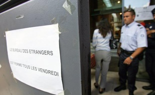 L'assouplissement des conditions d'embauche des Roumains et Bulgares, principales nationalités des Roms, est un premier pas mais ne lève pas l'obstacle majeur de l'accès à l'emploi, qui reste, selon les associations, l'autorisation de travail délivrée par les préfectures.