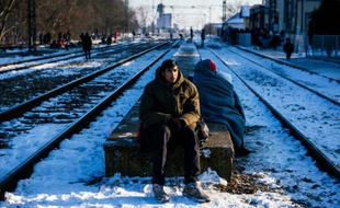 Attente de réfugiés et migrants à la gare de Presevo (sud de la Serbie), le 20 janvier 2016
