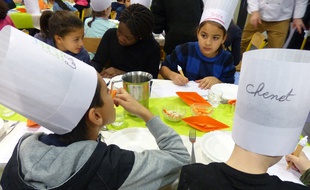 Lyon, le 4 décembre 2015. A l'Ecole Marcel Pagnol, dans le 7e arrondissement de Lyon, des écoliers participent à des tests culinaiares. Les recettes validées par les enfants seront porposées dans les cantines lyonnaises.