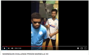Deux détenus avec des maillots de l'OM lors du Mannequin Challenge.