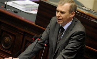 Le gouvernement de coalition du chrétien-démocrate flamand Yves Leterme, formé cette semaine après plus de neuf mois de crise politique en Belgique, a obtenu samedi le soutien d'une majorité de députés lors d'un vote de confiance à la Chambre des représentants.