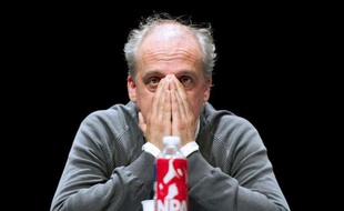 Philippe Poutou, candidat NPA à l'Elysée, a assuré vendredi que s'il était élu, il s'autodissoudrait, en supprimant la présidence de la République.
