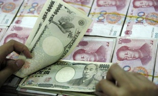 La Chine et le Japon ont commencé vendredi à échanger directement leurs devises sans passer par l'intermédiaire du dollar, une réforme visant à dynamiser le commerce entre Tokyo et Pékin, qui veut aussi développer le rôle international de sa monnaie.