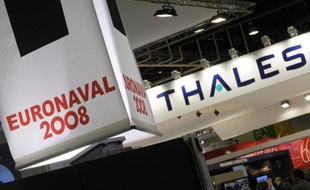 Le groupe français d'électronique de défense Thales a annoncé jeudi des opérations stratégiques pour la constitution d'alliances au sein de l'industrie de défense: un rapprochement imminent avec le groupe public d'armement terrestre Nexter et un renforcement dans DCNS
