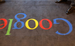Le logo de Google sur la moquette de ses locaux français, le 6 décembre 2011.
