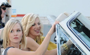 Repérées, les deux pestes blondes de Beverly Hills, Tori Spelling (D) et Jennie Garth, réunies sur le plateau de «90210». Une bien belle image...