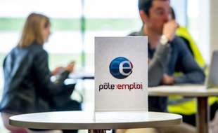 Un homme attend dans les locaux de Pôle Emploi, le 28 mai 2015 à Lille