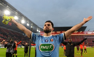 Le gardien rennais Tomas Koubek a mené le clapping au Roazhon Park après la qualification du Stade Rennais face à Brest en Coupe de France.