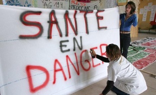 Des syndicats d'internes en médecine se sont dit lundi opposés à une augmentation du numerus clausus qui ne permettra pas selon eux de résoudre la baisse du nombre de médecins prévue d'ici 2020, réclamant plutôt une amélioration des capacités de formation.