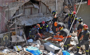 Des membres de la défense civile libanaise à la recherche de personnes survivantes, jeudi 6 avril 2020