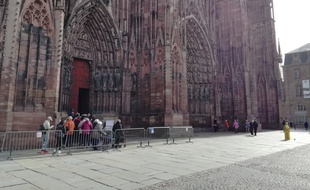 A l'entrée de la cathédrale de Strasbourg, les groupes accompagnés de guides doivent maintenant porter des audiophones pour entendre des explications.