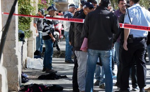 Les forces de sécurité sont sur les lieux le 23 novembre 2015 d'une nouvelle attaque à l'arme blanche contre deux hommes au cours de laquelle une jeune Palestinienne a été tuée, près du marché de marché Mahane Yehuda, à Jérusalem