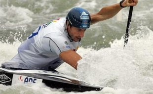 Tony Estanguet a décroché son billet en C2 pour les JO-2008 de Pékin en remportant la deuxième des trois courses de sélection, dimanche, à la Seu d'Urgell, et devrait être imité mardi par Fabien Lefèvre en K1.