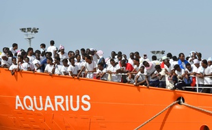 Le navire Aquarius qui vient de sauver 141 personnes cherche un port d'accueil
