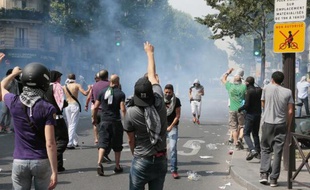 Des manifestants contre l'offensive israélienne à Gaza dans le quartier de Barbès-Rochechouart à Paris affrontent les forces de l'ordre le 19 juillet 2014