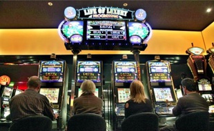 Au casino Barrière de Bordeaux-lac, certains joueurs avouent ne pas réussir à s'arrêter.