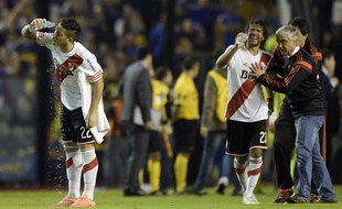 Des joueurs de River Plate tentent de se rincer les yeux après avoir été aspergé de gaz irritant, le 14 mai 2015, à Buenos Aires.