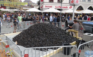 Le traditionnel tas de moules a changé de place, mais pas d'odeur, à Lille.
