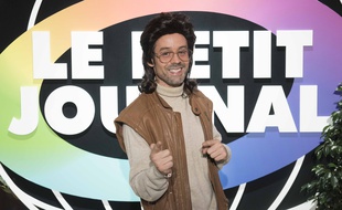 Yann Barthès dans une édition spéciale 1984 du Petit Journal pour fêter les 30 ans de Canal+