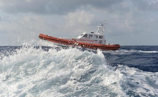 Garde-côtes italiens en patrouille le 5 octobre 2013 au large de Lampedusa