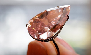 Ce diamant de 813 carats a été adjugé 63 millions de dollars.