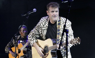 Johnny Clegg a su mixer les genres, tout au long de sa carrière
