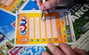 Loin de leurs points de vente habituels, les Français jouent moins au Loto ou au Banco pendant les vacances mais feront une exception notable vendredi, troisième et dernier vendredi 13 de 2012.