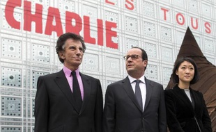 Francois Hollande, la ministre de la Culture Fleur Pellerin et le président de l'Institut du Monde Arabe Jack Lang devant l'Institut le 15 janvier 2015
