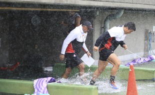L'équipe du Japon et son sélectionneu Jamie Joseph à l'entraînement à Tokyo vendredi, deux jours avant le match contre l'Ecosse, menacé par le typhon Hagibis.