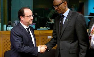 Photo prise le 2 avril 2014, montrant le président français François Hollande accueillant le président du Rwandais Paul Kagame durant un mini-sommet dédié à la république centrafricaine, à Bruxelles, le 5 avril 2014