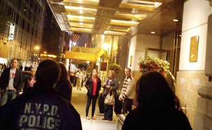 Des policiers à l'oeuvre devant l'hôtel où aurait eu lieu l'agression sexuelle pour laquelle Dominique Strauss-Kahn a été inculpé. A New York, le 15 mai 2011.