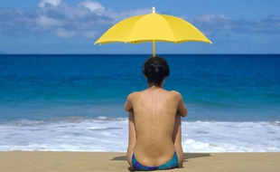 Femme seule sur la plage.