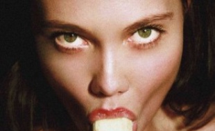 Femme mangeant une banane