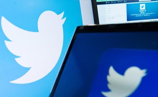 Illustration: Le logo de Twitter sur plusieurs écrans, septembre 2013.