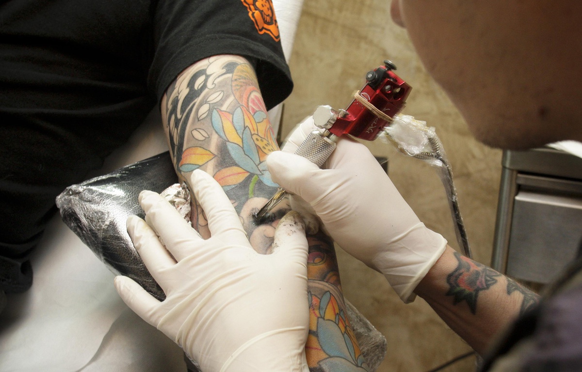 Interview Tatouage Jeu De Mot Lille: «Une dame de 78 ans est venue pour son premier tatouage»...  Êtes-vous prêts à vous faire tatouer par amour?