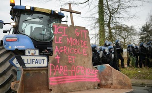 Manifestation d'agriculteurs près de la préfecture de Rennes, le 17 février 2016
