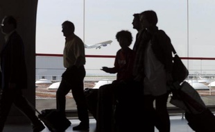 Des passagers à l'aéroport de Roissy-Charles-de-Gaulle, près de Paris, le 21 avril 2010