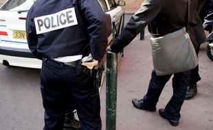 Un policier en intervention. Illustration