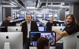 (g-d), Kwane Yamgnane, directeur général adjoint, Xavier Niel (c) président, Florian Bucher, vice-directeur général adjoint et Nicolas Sadirac, directeur général, dans une salle de classe de l'école 42, le 24 novembre 2014 à Paris