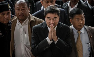 L'opposition thaïlandaise a annoncé samedi son boycott des législatives anticipées proposées par la Première ministre comme une sortie de crise, poussant la Thaïlande vers l'impasse politique, à la veille d'une grande manifestation à Bangkok.