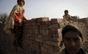 Près de 20,9 millions de personnes, dont près d'un quart ont moins de 18 ans, sont victimes du travail forcé dans le monde, occupant des postes qui leur ont été imposés par la contrainte ou la tromperie, indique l'Organisation internationale du travail (OIT) dans une étude publiée vendredi.