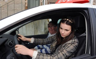 Une jeune femme prend un cours de conduite avec un moniteur d'une Auto Ecole, le 19 mars 2012 au Mans.