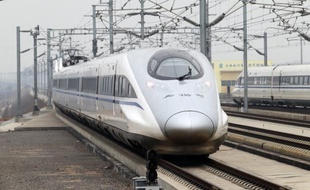 La Chine va continuer cette année à soutenir son économie en investissant massivement dans les chemins de fer, à hauteur de 650 milliards de yuans (79 milliards d'euros), a indiqué le ministre des Chemins de fer Sheng Guangzu, cité par l'agence Chine nouvelle jeudi.