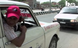Un taxi indien a décidé de conduire en marche arrière.