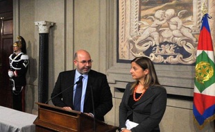 Le Mouvement 5 Etoiles (M5S), qui a cristallisé le vote contestataire aux législatives de fin février en Italie, a de nouveau réclamé vendredi de former un gouvernement sous ses propres couleurs, refusant de soutenir un exécutif sous une autre étiquette.