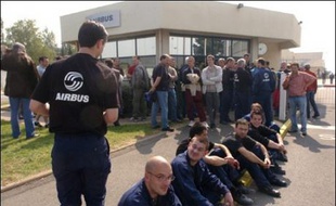 Un millier de salariés des deux sites Airbus de Saint-Nazaire ont voté mercredi une grève totale reconductible de 24 heures pour réclamer une prime exceptionnelle et la prise en compte des revendications syndicales dans le cadre du plan Power