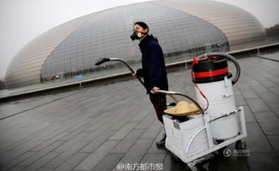 L'artiste Nut Brother aspire l'air de Pékin pour montrer l'incidence de la pollution sur la respiration des Pékinois.
