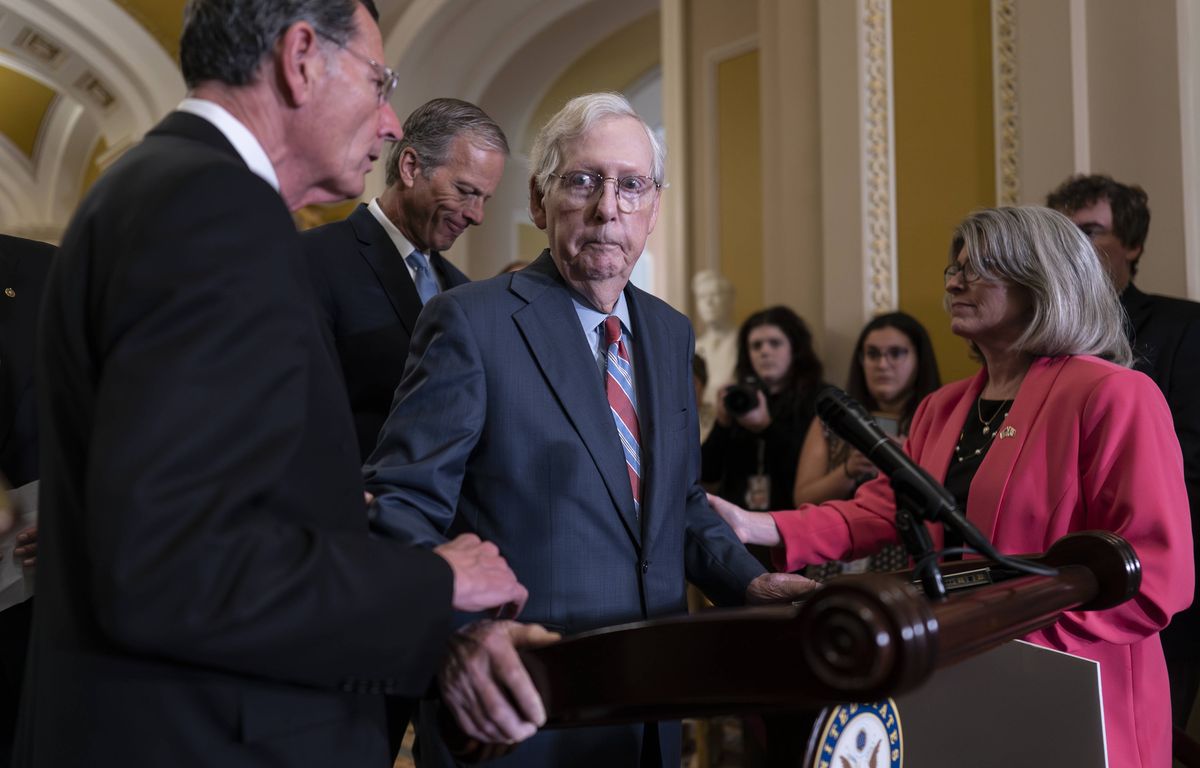 Etats-Unis : Mitch McConnell se fige en plein discours, inquiétudes pour sa santé