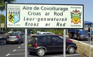 "Il faut une incitation fiscale, sous forme de crédit d'impôts par exemple, pour encourager les Français et créer davantage de parkings ou d'aires de stationnement spécialisées", estime M. Sarfati.
