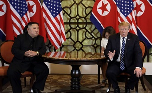 Donald Trump face au leader nord-coréen Kim Jong Un à Hanoi, le 28 février 2019.